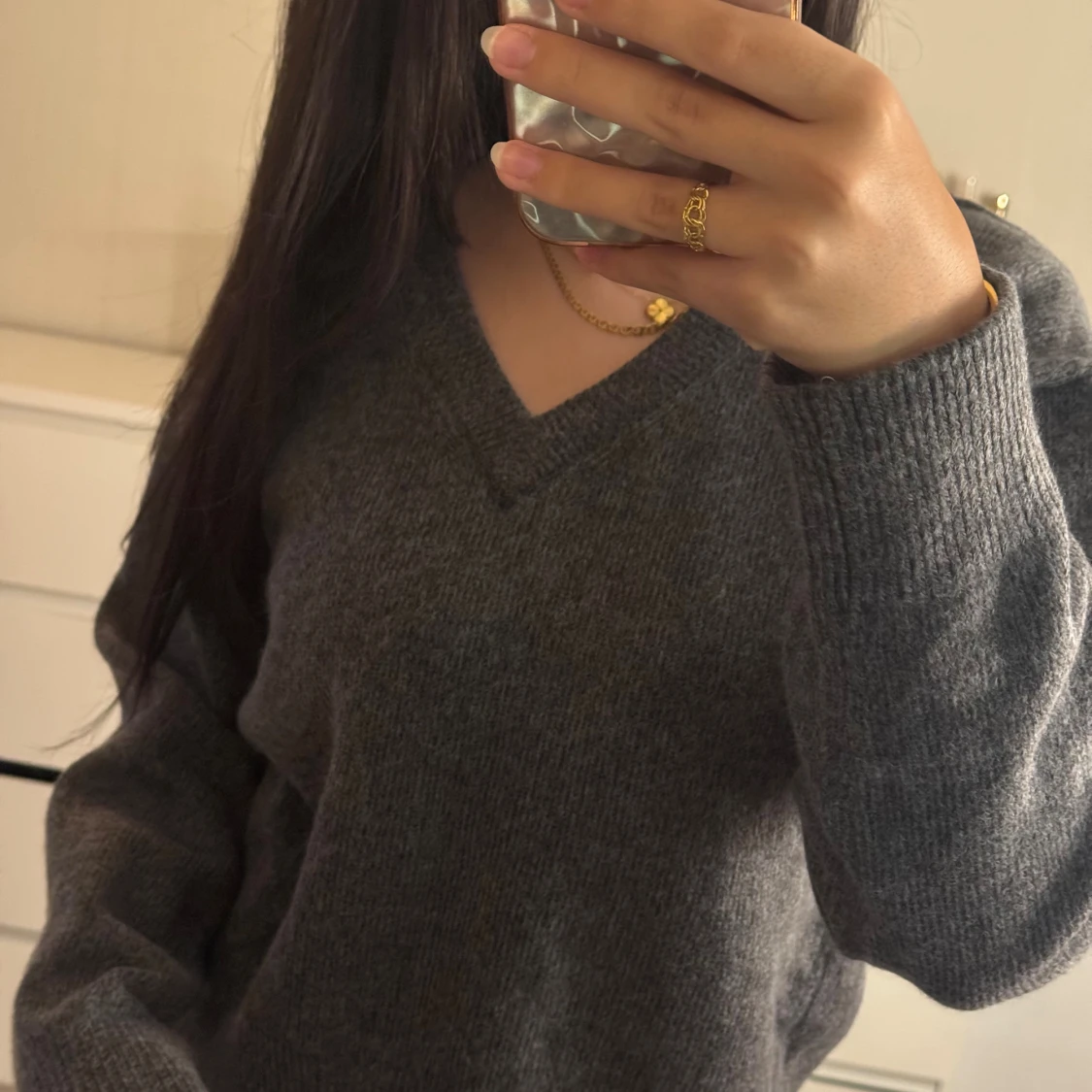 Mörkgrå stickad v-ringad tröja - 1