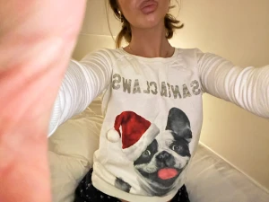 Vit jultröja med hund - Rolig vit långärmad tröja med tryck av en fransk bulldogg som har tomteluva och texten 'SANTA CLAWS' i glittriga bokstäver. Perfekt för dig som älskar hundar och vill ha en extra julig vibe. Mjuk och skön, med klassisk passform.