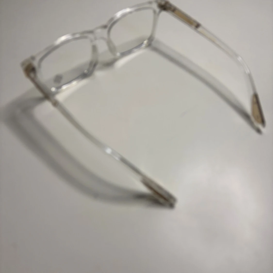 Transparenta glasögon med gulddetaljer - 3