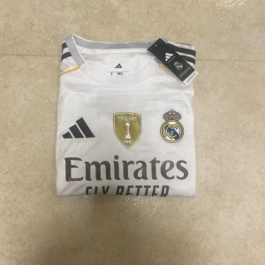 Real Madrid Bellingham 25/26  - Storlek S. Lapparna sitter fortfarande på!
