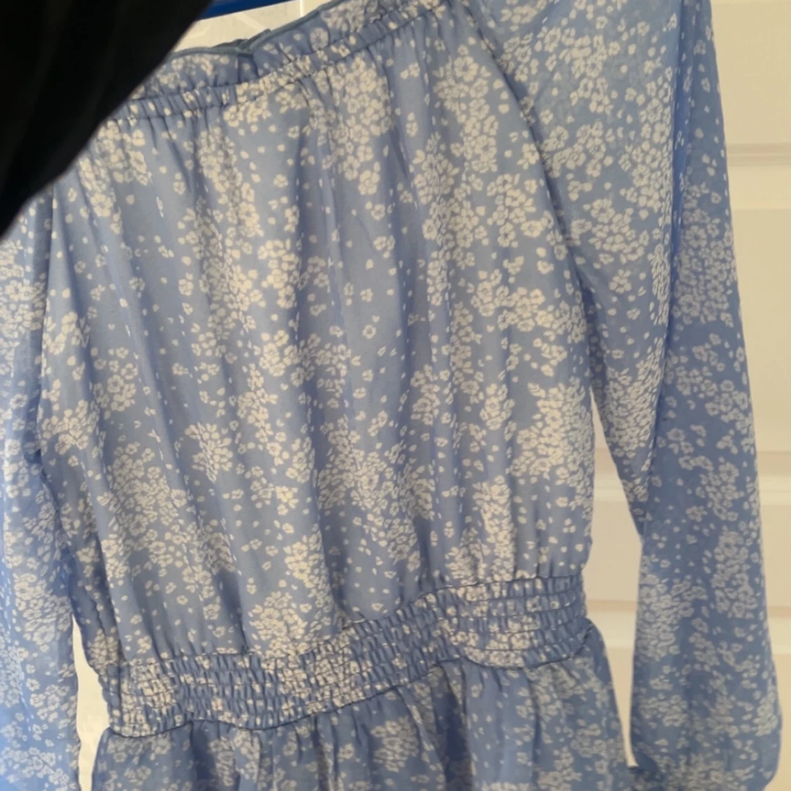 Blommig ljusblå klänning med volang