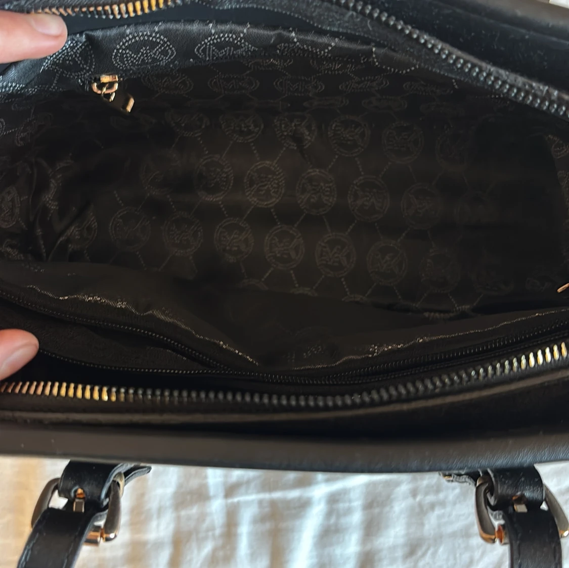 Svart handväska från Michael Kors (köpt i Cypern) - 1