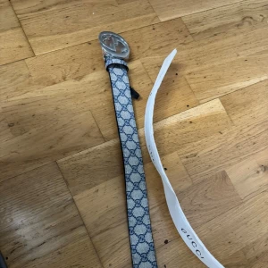 G bälte  - Säljer ett snyggt bälte, är tillverkat i skinn med detaljerad söm på insidan. Perfekt för dig som vill ha en ikonisk accessoar med lyxig känsla.