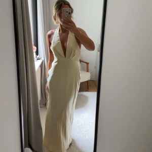 Gul balklänning - Säljer min gula balklänning från showpo💛Den är i storlek M skulle säga att den passar en S. Den har en liten repa jag kan skicka bild på om du vill, den syns inte. Bara använd en gång och är superfin! Öppen rygg. Öppen för att sänka pris vid snabb affär!