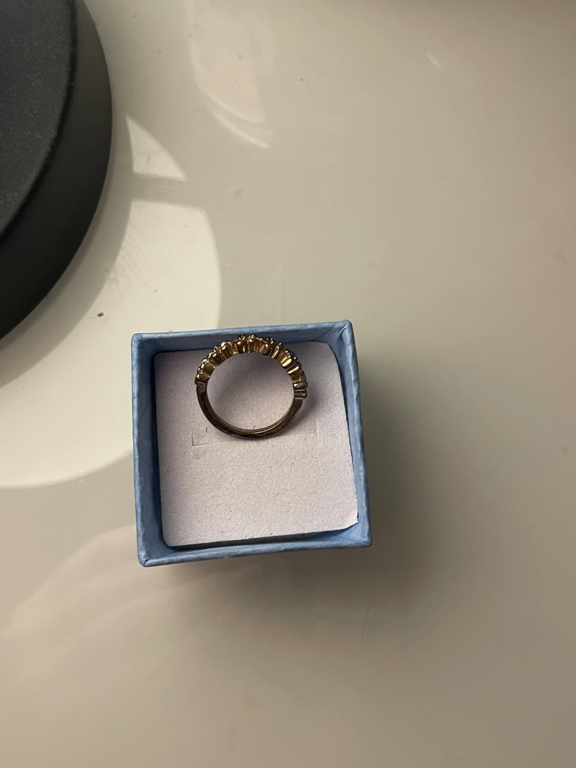 Guldfärgad ring med blommor - 1