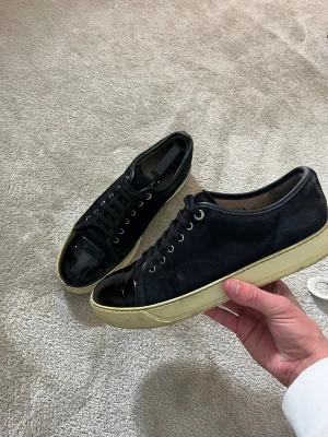 Lanvin Skor  - Säljer dessa otroligt feta Lanvin skor med Glans. 9/10 skick, riktigt fräscha.  Storlek: uk 9 43/44 Pris är diskuterbart ✅ Bara att höra av dig vid frågor! 5/5 reviews här på Plick ⭐ Fraktar samma dag 📦