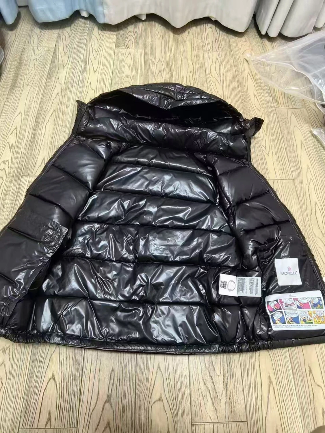 Svart dunväst från Moncler med huva - 2