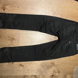 Svarta Levi's 514 jeans - Levis jeans i mycket bra skick, nästan aldrig använda. Storlek W29 L32. Skriv för funderingar!