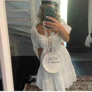 Perfekt Student Klänning  - Denna klänning är elegant och stilren design med vackra spetsdetaljer, och älskar den öppna ryggen. Den har en figursydd passform. Klänningen är perfekt för speciella tillfällen som student dagen. Använd en gång. Storlek S men passar mig som även har XS 🤍