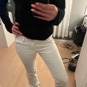 Vita bootcut jeans från blueridge - Snygga vita jeans med bootcut passform och klassisk femficksdesign. Byxorna har normal midja och är tillverkade i ett mjukt bomullsmaterial med lite stretch för skön passform. Perfekta för dig som vill ha en fräsch och stilren look.