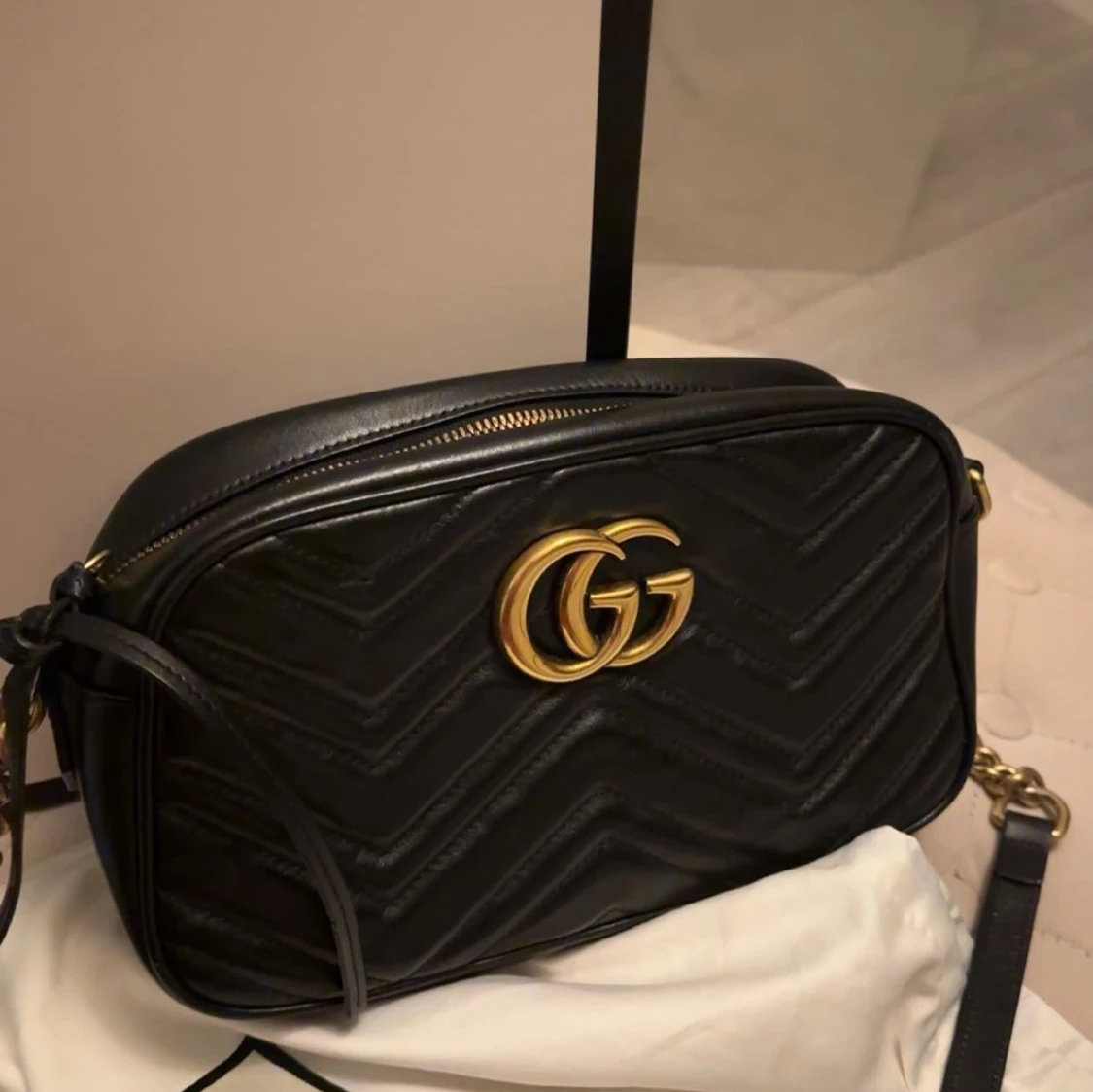 Svart axelväska från Gucci i skinn