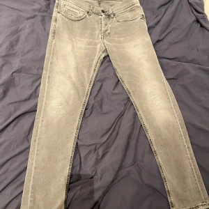 Grå skinny jeans från dondup  - Snygga grå dondup som är i väldigt fint skick? Det är storlek 33 och är som sagt toppen skick! Skriv vid funderingar!!