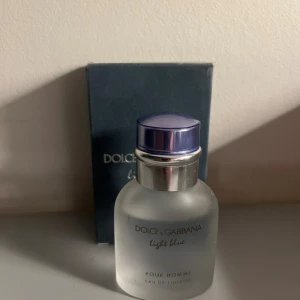 Dolce & Gabbana Light Blue Homme - Dolce & Gabbana Light Blue Pour Homme Eau de Toilette. En klassiker för killar, tillverkad i Italien. Snygg och stilren flaska – perfekt för dig som vill sticka ut med en ikonisk doft.