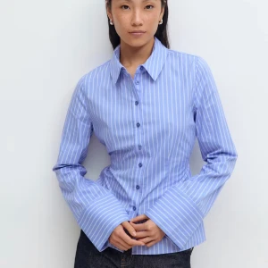 Blåvit randig skjorta med knyt - Jättesnygg blå skjorta från Gina tricot som är helst slutsåld, aldrig använd men prislapp borta. Köpt för 400kr