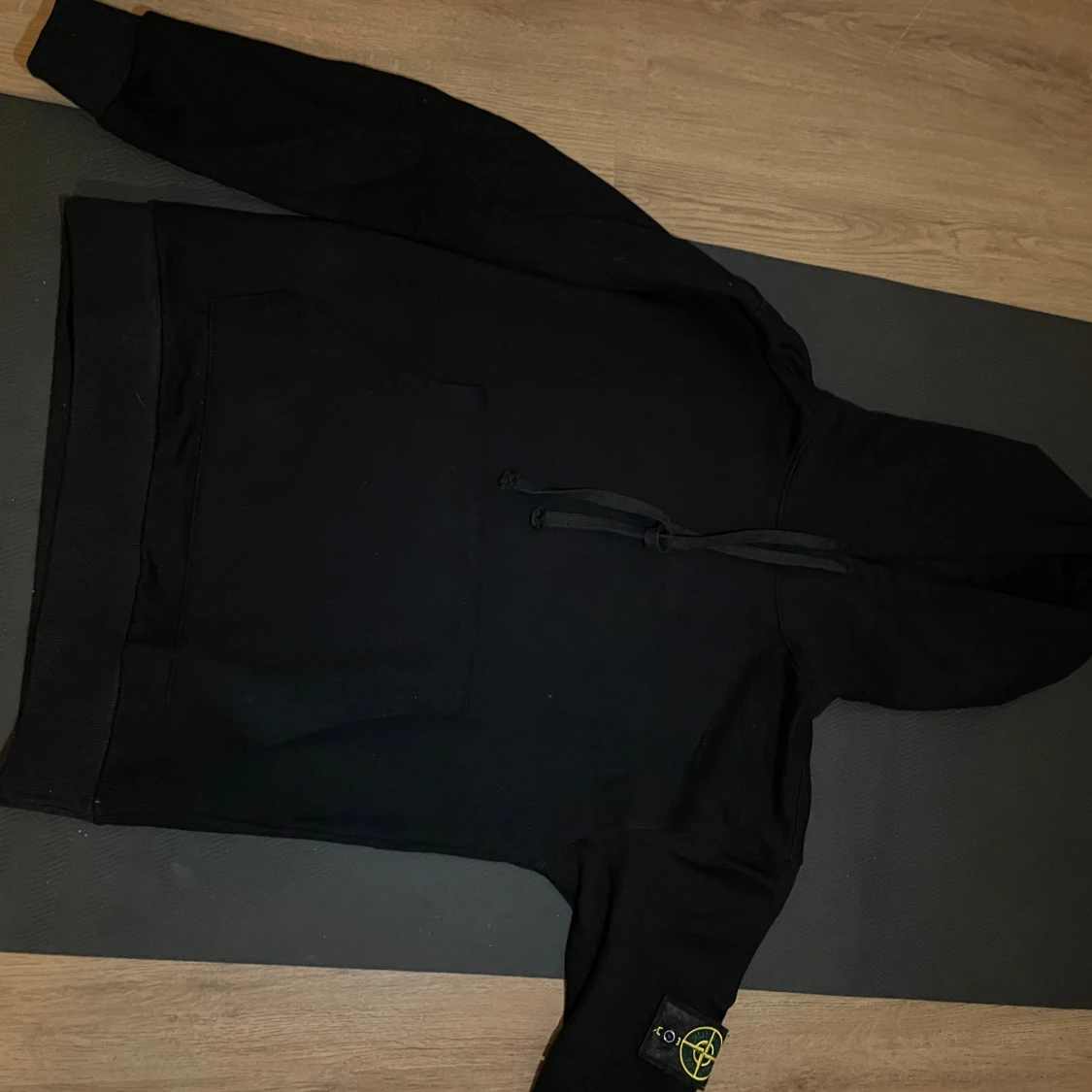 Svart hoodie från Stone Island
