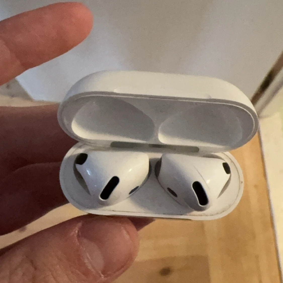 AirPods 4 - 1