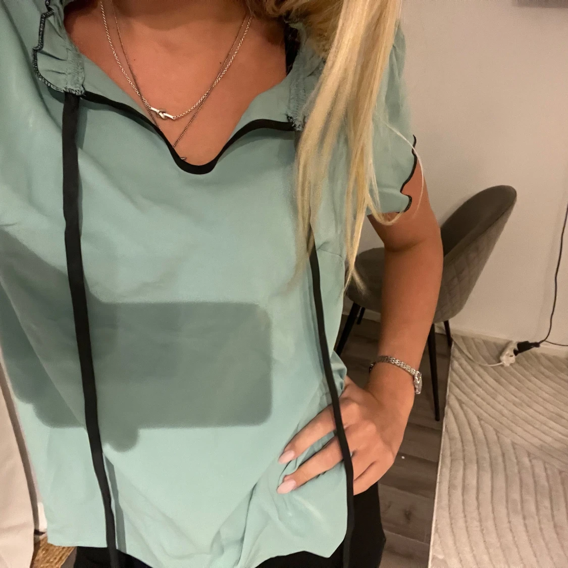 Grön blus med svarta detaljer - 2