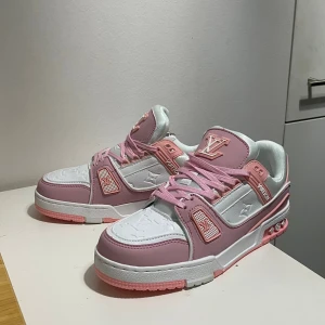 LV skor - En hel ny LV skor som man kan ha på vart som helst! Meddela mig gärna för mer bilder eller info! 💕💕