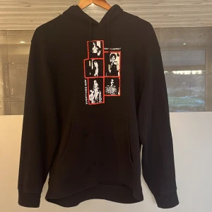  Saint Laurent hoodie - Snygg svart hoodie från Saint Laurent med ett coolt tryck på framsidan. Hoodien har en klassisk passform. Perfekt för en stilren och avslappnad look. Väldigt sällsynt och svår att få tag på. Kvitto finns ej. Storleken är L men passar bättre på M.