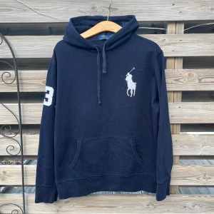 Ralph Lauren Big Pony Hoodie - Eftertraktad och snygg marinblå Big Pony Hoodie från Ralph Lauren. Storlek L. Fint skick, hör av er vid funderingar🙌🏻