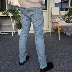 Levis jeans - Snygga Levi's jeans i storlek 29/32 men känns som 30/32. Skriv om du undrar något! 😁