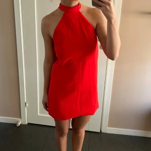 Röd halterneck klänning - Säljer denna så fina halterneck klänningen från mango då den inte kommer till användning längre. Den är röd/korall. Väldigt bra skick, i princip nyskick. Skriv vid fler frågor/bilder!🥰