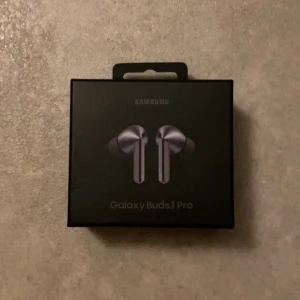 Galaxy Buds3 Pro - Samsung Galaxy Buds3 Pro i färgen silver, helt nya i oöppnad förpackning. Trådlösa hörlurar med adaptiv brusreducering, dynamisk LED och hög ljudkvalitet. Passar Android-enheter med Bluetooth. Kartongen har mindre märken men är i gott skick.