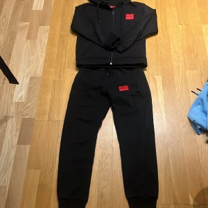 Hugo boss dress  - Skön och snygg Hugo boss dress,ända problemet är att vid lyfan så är den lite sönder annars är allt bra 