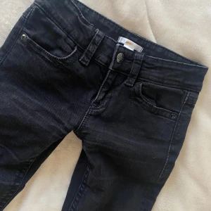 Svarta jeans - Svarta jeans från Gina Tricot i storlek 152 men passar XXS