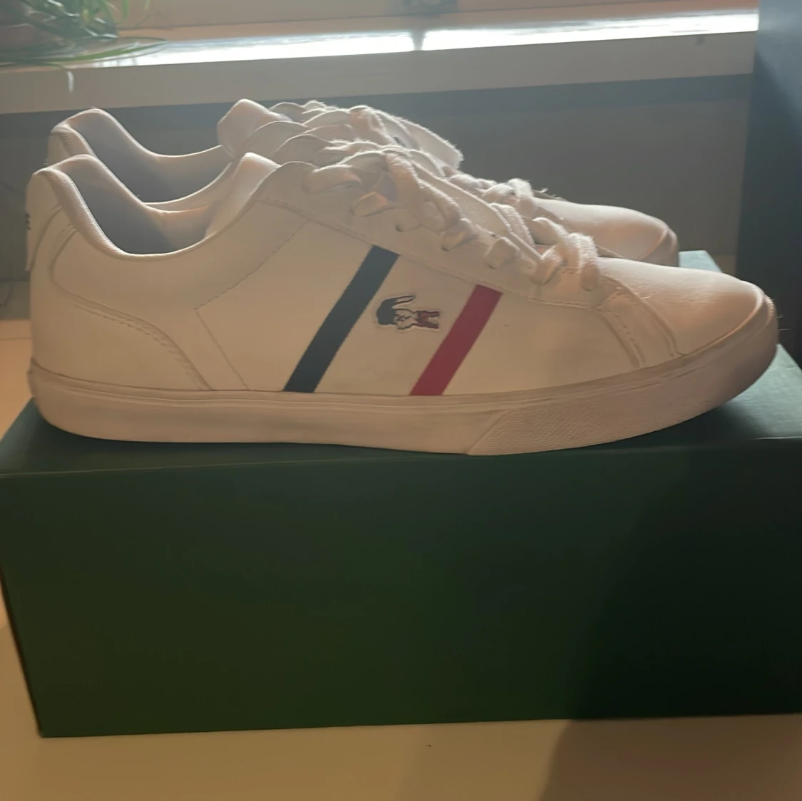 Vita Lacoste sneakers med röd och blå detalj - 1