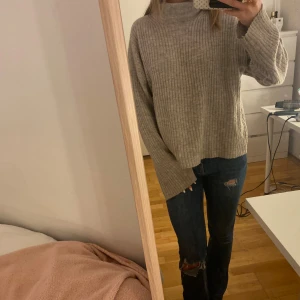 Stickad tröja med krage  - Säljer en super fin stickad tröja med krage, perfekt till hösten, i storlek S💖