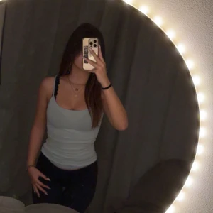 Ljusblått linne - Säljer ett ljusblått linne från Primark i storlek 2XS, skulle däremot säga att den är i storlek XS. (Då den passar mig som bär S men också kan ha XS).