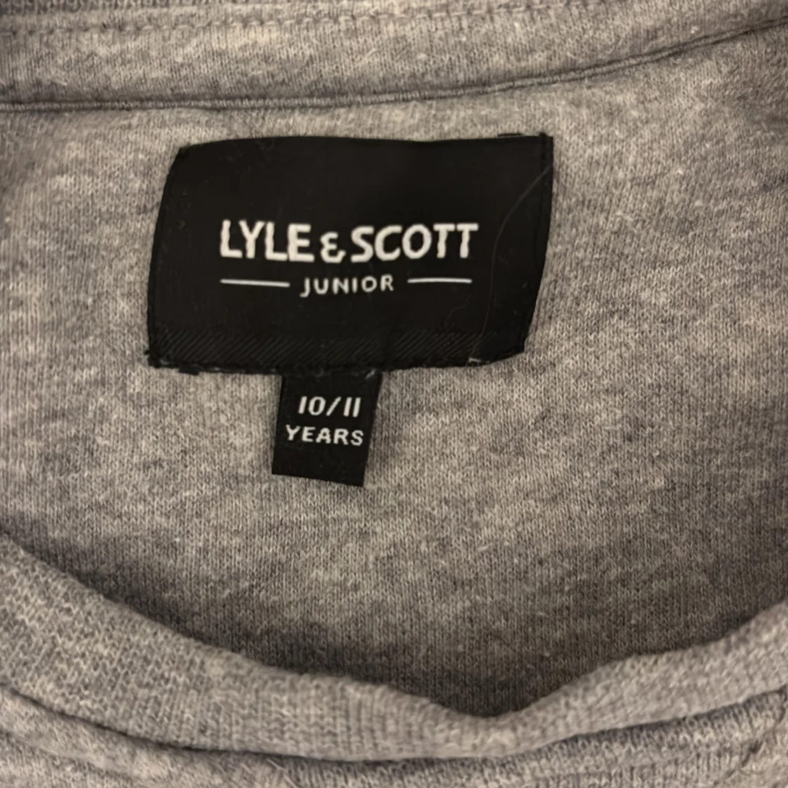 Grå sweatshirt från Lyle & Scott Junior - 1