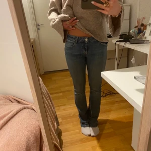 Blå bootcut jeans  - Säljer ett par super fina bootcut jeans ifrån Zara i storlek 36💕