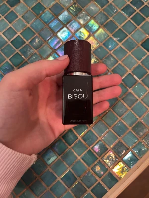 CAIA Bisou Eau de Parfum - Bisou parfymen från Caia. Den är endast testad men inte använd. 
