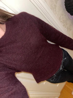 Vinröd stickad tröja  - Superfin mysig vinröd stickad tröja med vida armar, perfekt till vintern! Helt ny med prislapp, säljes pga har en till liknande tröja:)) Köptes för 300kr. Storlek xs på 14+ avdelningen🥰