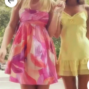 Färgglad  klänning hm - Populär slutsåld klänning från hm i storlek xs. Inga defekter superfint skick!