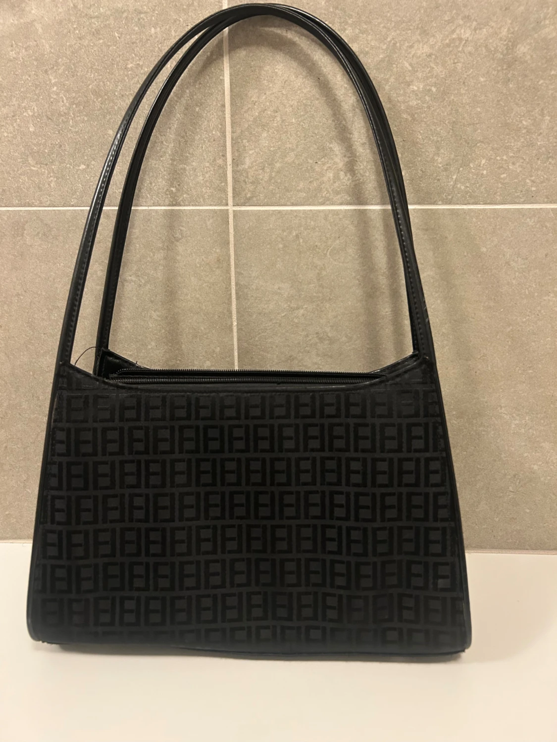 Svart Fendi axelväska med FF-mönster