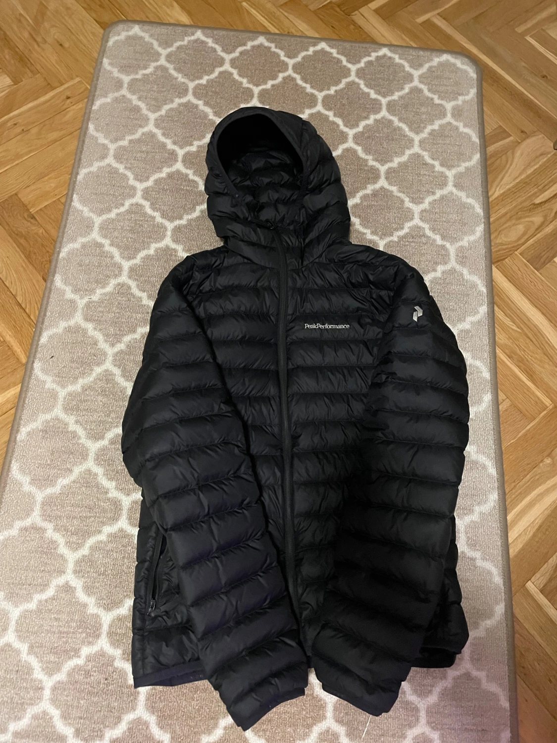 Svart dunjacka Peak Performance