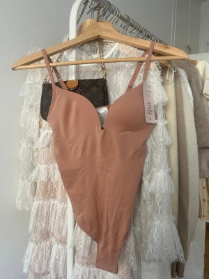 Body h&m - Super fin body från h&m, aldrig använd. Prislappen är kvar. Passar xs-s💗