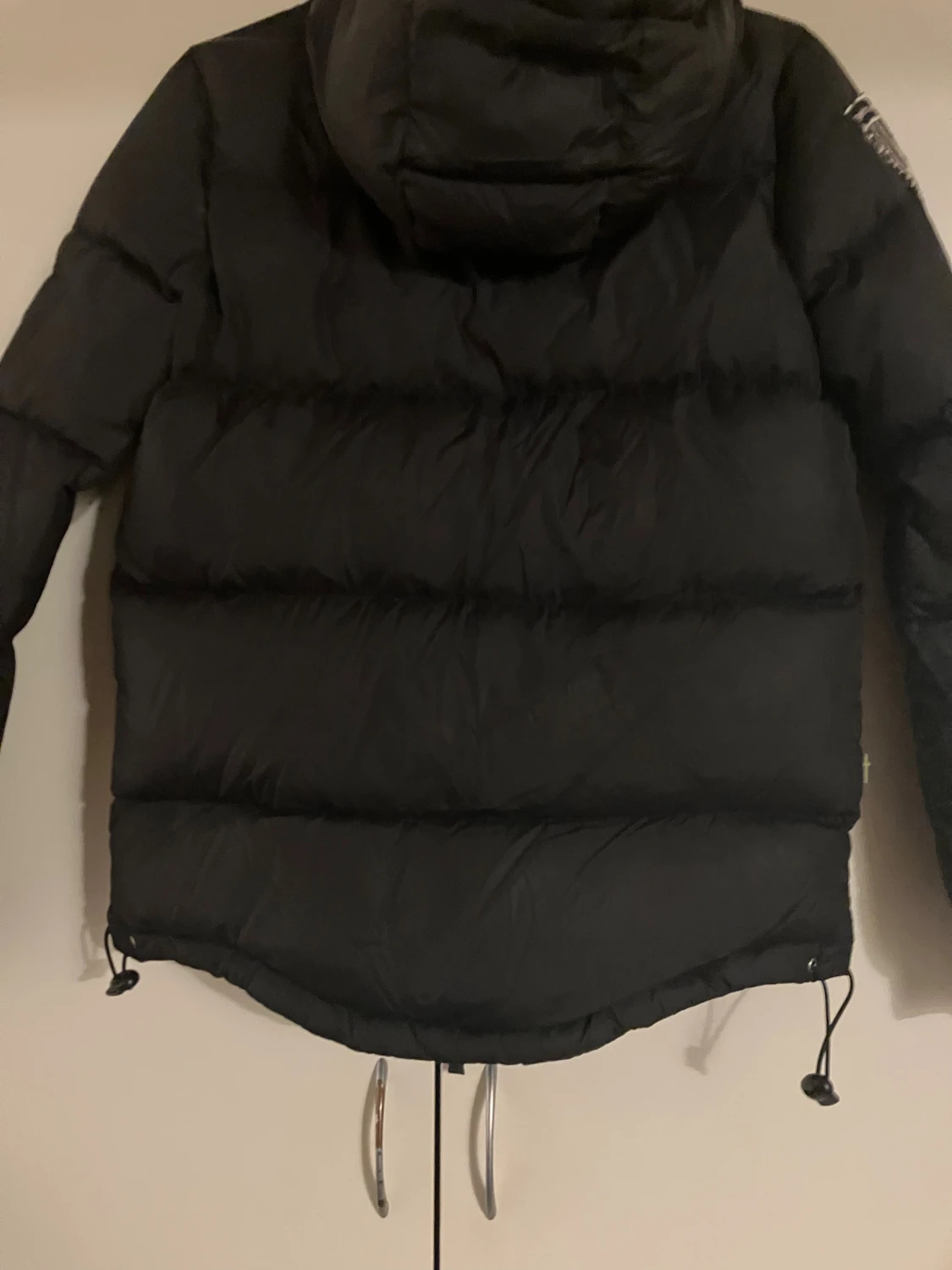 Svart pufferjacka från Dbrand