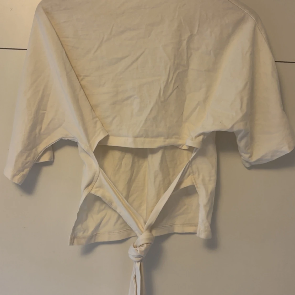 Vit omlottopp med knyt och öppen rygg - 1