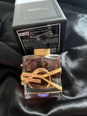 YSL libre intense  - Grymt härlig doft som jag använt något (se bild) men tyvärr inte sträcker mig efter dig för att behålla. Poppis och för en bra anledning. Håller sjukt länge och doftar otroligt🤍orginal kartongen kommer med