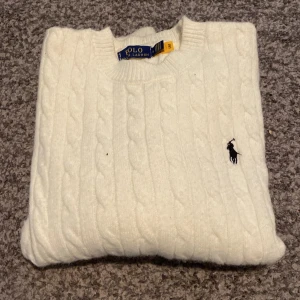 Ralph Lauren knitter - En vit Ralph lauren knitter helt ny. Den är perfekt för vintern och passar till nästan alla dina outfits. Skriv om ni undrar något och glöm inte att kolla in shoppen för mer snygga kläder!
