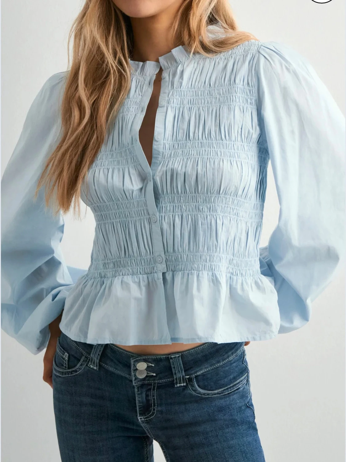 Ljusblå blus med smock och knappar
