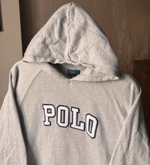 Ralph lauren hoodie - En riktigt fräsch ralph lauren hoodie i storlek L . Den har en broderad patch och inga defekter. Kom gärna för mått eller andra frågor. Inga skambud