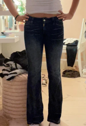 Bootcut jeans från Cheap Monday, mörkblå - Mörkblå bootcut jeans från Cheap Monday med klassisk femficksdesign och slitna, fransiga benslut. Jeansen har låg midja och är tillverkade i en stretchig bomullsblandning med polyester och elastan för skön passform. Snygga kontrastsömmar och diskret tvättad look. Sprättat upp sömmen där nere och klippt ett jack i midjan men inget som syns när man har på sig stickad eller en tjocktröja!!❤️