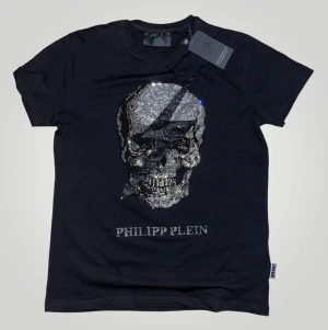 Philipp plein t shirt strl L - Helt ny. Fin replika med grym kvalitet. Storlek L Pris: 999kr. Först till kvarn som gäller. Skickas direkt inom 24h