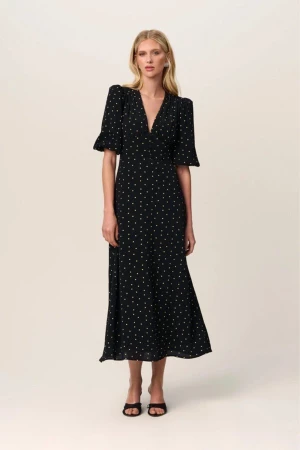 Fontana klänning Adoore - Så så så fin prickig klänning från Adoore, klänningen ”Fontana”. Slutsåld! 🖤jag är en xs och är 164 lång. Den är endast använd 1 gång i somras så den är verkligen i nyskick. 