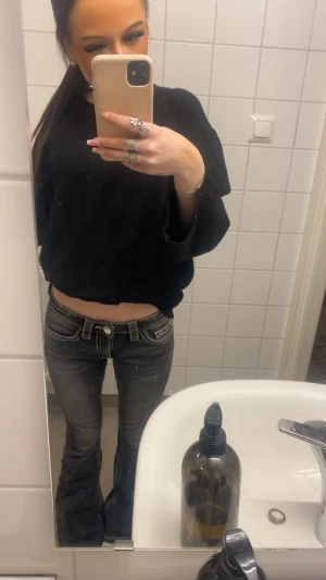 Lågmidjade jeans  - Säljer ett par gråa lågmidjade jeans, med mönster på fickorna, har använt dom en gång, så dom är i väldigt bra skick!